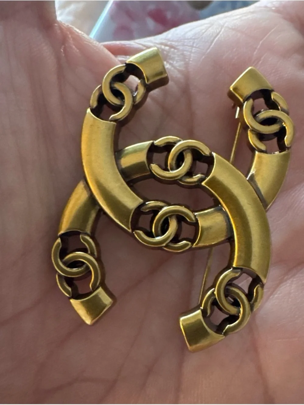 Vintage-Inspired Gold Tone Interlocking Link Brooch